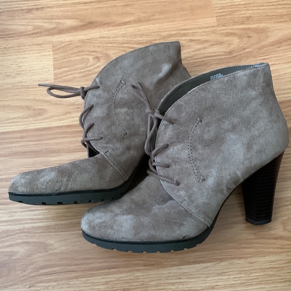 White Mountain heeled booties in taupe. Size 8. 3.5” heel. - Picture 3 of 3